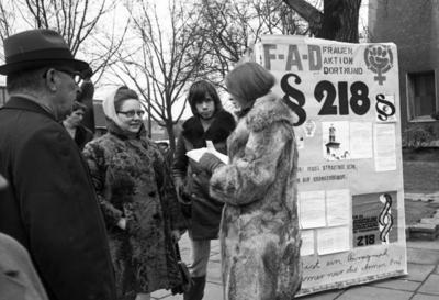 Protest gegen den ?? 218 1975 DEU, Deutschland, Dortmund: Die Frauen Aktion Dortmund (FAD) sammelt an einem Standplatz-stock-photo