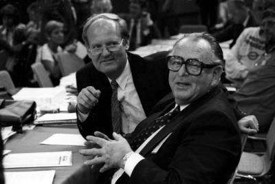 Dietrich Stobbe (li., Deutschland/SPD) neben Hans-J?rgen Wischnewski (Deutschland/SPD) w?hrend des SPD-Bundesparteitags-stock-foto