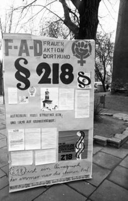 Protest gegen den ?? 218 1975 DEU Deutschland Dortmund Die Frauen Aktion Dortmund FAD sammelt a-stock-photo