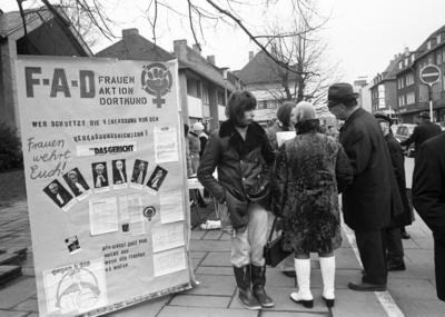 Protest gegen den ?? 218 1975 DEU Deutschland Dortmund Die Frauen Aktion Dortmund FAD sammelt a-stock-photo