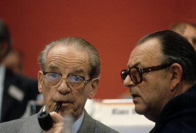 Bildnummer: 56238286  Datum: 10.06.1980  Copyright: imago/Heiko FeddersenHerbert Wehner (li.) und Hans J?rgen Wischnewski (beide Deutschland/SPD) auf dem Au?erordentlichen SPD-Parteitag in Essen People Politik M02 xsk ok 1980 quer 56238286 Date 10 06 1980 Copyright Imago Heiko Feddersen Herbert Wehner left and Hans J?rgen Wischnewski both Germany SPD on the extraordinary SPD Party in Eat Celebrities politics  xSK Ok 1980 horizontal-stock-foto