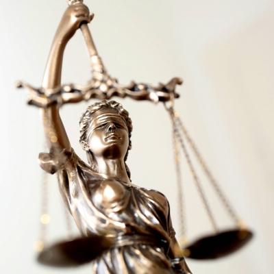 Eine Figur der Justitia mit verbundenen Augen und Waage ind er Hand Justitia ist die Personifikatio-stock-foto