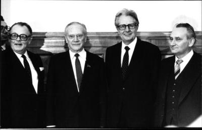Hans-Jochen Vogel, Nikolai Tichonow, Egon Bahr, Hans-J?rgen Wischnewski Das Foto zeigt den Vorsitzenden der SPD-Bundesta-stock-foto