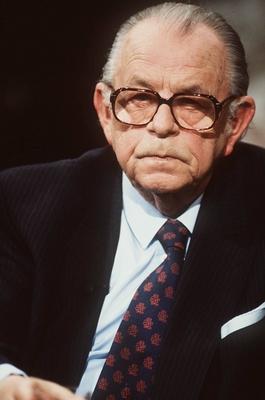 Bildnummer: 56815143  Datum: 01.03.1995  Copyright: imago/teutopressHans-J?rgen Wischnewski 03/95 b? Politik SPD Mann grauhaarig Halbglatze Brille seri?s Jackett Krawatte hoch Portrait neutral People x0x xkg 1995 hoch  56815143 Date 01 03 1995 Copyright Imago  Hans J?rgen Wischnewski 03 95 Office politics SPD Man grauhaarig Halbglatze Glasses seriously Jacket Tie vertical Portrait neutral Celebrities x0x xkg 1995 vertical-stock-foto