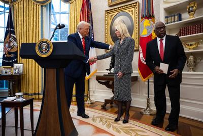 US Attorney General Pam Bondi Takes the Oath of Office-stock-foto