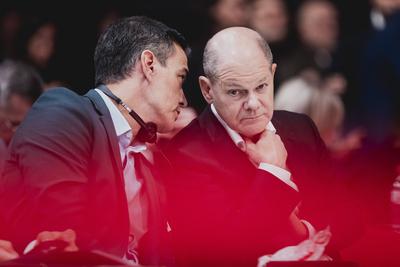 News Bilder des Tages (L-R) Pedro Sanchez, Ministerpraesident von Spanien und PSOE-Vorsitzender, und Olaf Scholz (SPD),-stock-foto