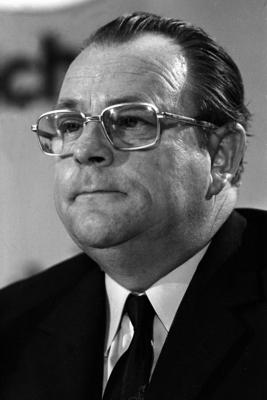 Bildnummer: 50672625  Datum: 18.11.1971  Copyright: imago/Sven SimonHans-J?rgen Wischnewski (GER/SPD-Bundesgesch?ftsf?hrer) anl?sslich des Au?erordentlichen SPD-Parteitages 1971 in Bonn-Bad Godesberg, Personen; 1971, Bonn, SPD, Parteien, SW, Bundesparteitag, Bundesparteitage, Parteitag, Parteitage, au?erordentlicher, au?erordentliche, , Politiker, Gesch?ftsf?hrer; , hoch, KBsw, Portr?t, Bundespolitik, Politik, Deutschland, Randbild, People; Aufnahmedatum gesch?tzt-stock-foto