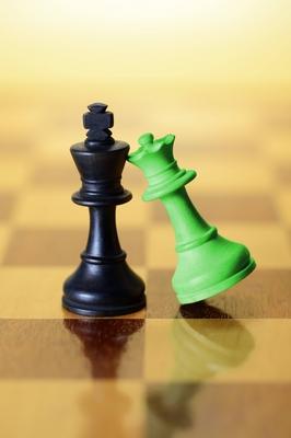 Schwarze und gr?ne Schachfigur, Symbolfoto Schwarz-gr?ne Koalition-stock-photo