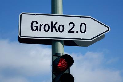Wegweiser mit GroKo 2.0 und rote Ampel Wegweiser mit GroKo 2.0 und rote Ampel, 22.11.2024, Borkwalde, Brandenburg, ?ber-stock-foto