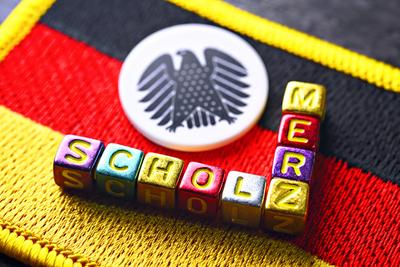 Buchstabenw?rfel bilden die Namen Scholz und Merz, Symbolfoto Bundestagswahl 2025 *** Letter cubes form the names Scholz-stock-foto