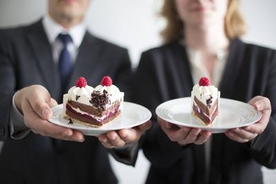 Symbolbild zum Thema Equal Pay Day Gender Pay Gap Entgeltgleichheit Mann und Frau halten Teller-stock-foto