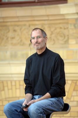 Bildnummer: 52490029  Datum: 26.06.2000  Copyright: imago/Thomas LebieSteve Jobs (CEO Apple Computer Inc.) anl?sslich der Bekanntgabe der Partnerschaft mit T-Mobile f?r den exklusiven Vertrieb des iPhones in Berlin, Personen , optimistisch; 2000, Berlin, Pressetermin, Wirtschaft; , hoch, Kbdig, Einzelbild, Randbild, People-stock-foto