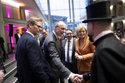 Friedrich Merz, CDU Wirtschaftswende fuer Deutschland DEU, Deutschland, Germany, Berlin, 01.02.2024 Ein Schornsteinfeger-stock-foto