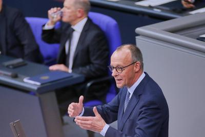 Berlin, Deutschland, 29.01.2025: Deutscher Bundestag: 209. Bundestagssitzung: CDU-Chef Friedrich Merz (rechts am Pult) a-stock-foto
