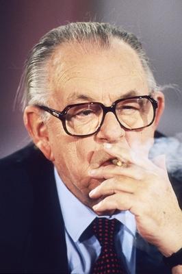 Bildnummer: 56814186  Datum: 12.02.1995  Copyright: imago/teutopressHans-J?rgen Wischnewski 02/95 am Politik SPD Mann grauhaarig Halbglatze Brille seri?s Jackett Krawatte hoch Portrait Zigarillo rauchend Highlight People x0x xkg 1995 hoch  56814186 Date 12 02 1995 Copyright Imago  Hans J?rgen Wischnewski 02 95 at politics SPD Man grauhaarig Halbglatze Glasses seriously Jacket Tie vertical Portrait Cigarillo smoking Highlight Celebrities x0x xkg 1995 vertical-stock-foto