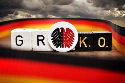 FOTOMONTAGE, Buchstabenw?rfel bilden den Schriftzug Groko mit Bundesadler vor dunklen Wolken, Symbolfoto f?r die Gro?e K-stock-foto