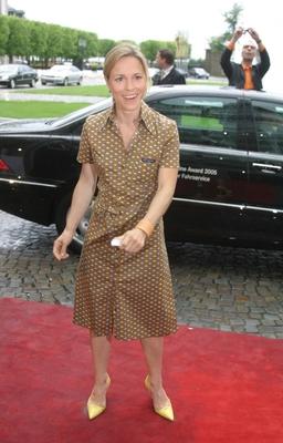 Bildnummer: 50843277  Datum: 30.06.2005  Copyright: imago/Sven SimonSchauspielerin Anneke Kim Sarnau (GER) ist gut gelaunt anl?sslich der Verleihung des DEUTSCHLAND GRIMME ONLINE AWARDS 2005 in Bergisch Gladbach, Personen , optimistisch; 2005, Bergisch Gladbach , Verleihungen, Preisverleihung, Preisverleihungen, Award, Pressetermin, Schauspieler, Outfit, Bekleidung, Kleid, Kleider, Jenny Hellstr?m, braun, braune, braunes, gemustert, gemustertes, l?chelt, l?cheln, l?chelnd; , hoch, Kbdig, Einzelbild, Freisteller, Film, Kunst, Deutschland, Randbild, People-stock-foto