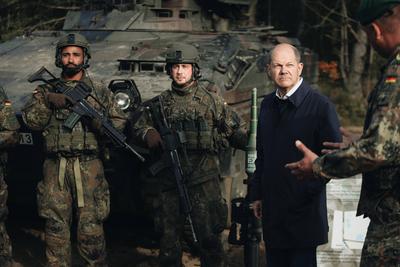 News Bilder des Tages Besuch des Kanzlers bei der Bundeswehr Bundeskanzler Olaf Scholz besucht die Ausbildungs- und Lehr-stock-foto