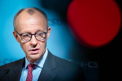 Pressestatment nach der Sondersitzung der CDU/CSU Bundestagsfraktion im Deutschen Bundestag Friedrich Merz Vorsitzender-stock-foto