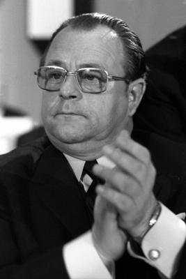 Bildnummer: 50678243  Datum: 18.12.1971  Copyright: imago/Sven SimonHans-J?rgen Wischnewski (GER/SPD/Bundesgesch?ftsf?hrer) klatscht auf dem Au?erordentlichen SPD-Parteitag 1971 in Bonn-Bad Godesberg, Personen; 1971, Bonn, Bad Godesberg, sw, SPD, Parteitag, Parteitage, Bundesparteitag, Bundesparteitage, au?erordentlicher, au?erordentliche, Politiker, Pressetermin, Gesch?ftsf?hrer, Beifall, Applaus, klatschen, klatschend, applaudieren, applaudierend, applaudiert; , hoch, KBsw, Portr?t, Parteien, Politik, Deutschland, Randbild, People-stock-foto