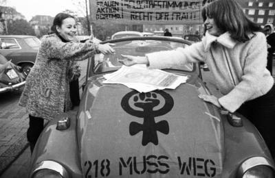 Frauenaktion gegen ?? 218 1975 DEU, Deutschland, Dortmund: Mit einem Autokorso demonstrierte die Frauen -Aktion Dortmun-stock-photo
