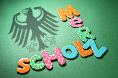 FOTOMONTAGE, Buchstaben bilden die Namen Scholz und Merz, Symbolfoto Bundestagswahl 2025 *** PHOTOMONTAGE, letters form-stock-foto