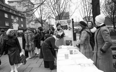 Protest gegen den ?? 218 1975 DEU Deutschland Dortmund Die Frauen Aktion Dortmund FAD sammelt a-stock-photo