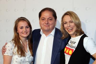 Bildnummer: 52803838  Datum: 07.12.2008  Copyright: imago/suedraumfotoSchauspieler J?rgen Tarrach neben den Schauspielerinnen Olga von Luckwald (li.) und Anneke Kim Sarnau (re.) anl?sslich eines Pressetermins zum ZDF-Film - Ein Mann, ein Fjord - in Berlin, Personen , optimistisch; 2008, Berlin, Film, TV, Pressetermin, Schauspielerin; , quer, Kbdig, Gruppenbild, close, Randbild, PeopleBildnummer 52803838 Date 07 12 2008 Copyright Imago suedraumfoto Actor J?rgen Tarrach next to the Actresses Olga from Luck forest left and Anneke Kim Sarnau right during a Press call to ZDF Film a Man a Fjord in Berlin People optimistic 2008 Berlin Film TV Press call Actress horizontal Kbdig Group photo Close Edge image Celebrities-stock-foto