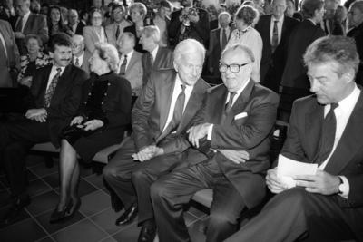 Bundespr?sident Richard von Weizs?cker 3 v r GER CDU mit Hans J?rgen Wischnewski 2 v r GER SPD-stock-foto