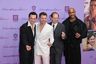 v.l. Samuel Schneider, Friedrich Muecke, Godehard Giese mit Malick Bauer auf der Welt-Filmpremiere Wunderschoener unter-stock-foto
