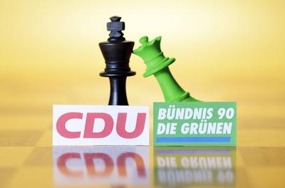 Laut Politbarometer ist Schwarz-Gr?n die beliebteste Koalition in Deutschland - Fotomontagen Schwarze und gr?ne Schachf-stock-photo