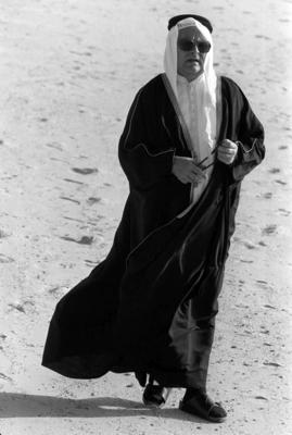Bildnummer: 50672274  Datum: 19.05.1975  Copyright: imago/Sven SimonHans J?rgen Wischnewski (GER/SPD/Staatsminister im Ausw?rtigen Amt) in traditionellem arabischen Gewand in der W?ste in Oman, Personen; 1975, Nahost, Vermittler, Nahostvermittler, Politiker, Bekleidung, traditionelle, traditionell, Gew?nder, Kopfbedeckung, Kopfbedeckung, sw; , hoch, Kbneg, Einzelbild, Freisteller, Internationale Politik, Politik, Oman, Randbild, People / Highlight-stock-foto