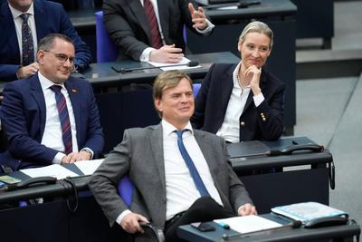 News Bilder des Tages Deutscher Bundestag, 150. Sitzung und Generaldebatte Tino Chrupalla (AfD) und Alice Weidel (AfD) g-stock-foto