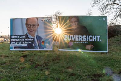 Wahlplakate von CDU und Gr?nen im Gegenlicht-stock-foto