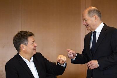 News Bilder des Tages Bundeskanzler Olaf Scholz (C-R) spricht mit Wirtschaftsminister Robert Habeck (C-L) vor der Kabin-stock-photo