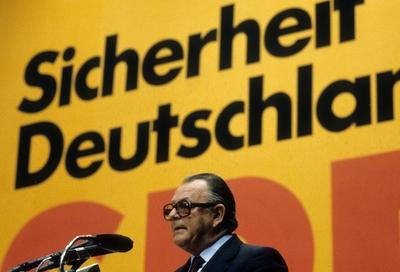 Bildnummer: 56238292  Datum: 10.06.1980  Copyright: imago/Heiko FeddersenHans J?rgen Wischnewski (Deutschland/SPD) auf dem Au?erordentlichen SPD-Parteitag in Essen People Politik M02 xsk ok 1980 quer 56238292 Date 10 06 1980 Copyright Imago Heiko Feddersen Hans J?rgen Wischnewski Germany SPD on the extraordinary SPD Party in Eat Celebrities politics  xSK Ok 1980 horizontal-stock-foto