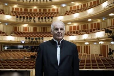 Daniel Barenboim beim Rundgang in der Staatsoper Unter den Linden vor der Wiederer?ffnung am 3. Oktober 2017 in Berlin.-stock-foto