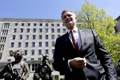 News Bilder des Tages Christian Lindner, Bundesminister der Finanzen, FDP, und Zollbeamte im Garten des Bundesfinanzmini-stock-foto