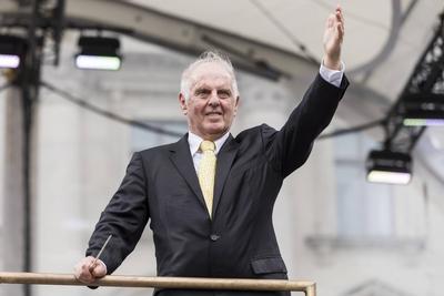19/ Staatsoper fuer alle, Dirigent Daniel Barenboim mit der Staatskapelle Berlin auf dem Berliner Bebelplatz am 16.06.19-stock-photo