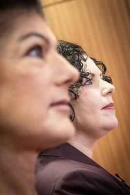 Vorstellung Wahlkampagne B?ndnis Sahra Wagenknecht BSW ? Sahra Wagenknecht, Co-Parteivorsitzende BSW (links) mit ihrer Co-Parteivorsitzenden Amira Mohamed Ali-stock-foto