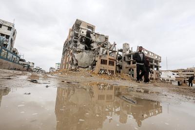 Palestinians carry boxes of aid provided by UNRWA, amid a ceasefire between Hamas and Israel, in Gaza City-stock-foto