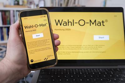 Wahl-O-Mat zur B?rgerschaftswahl in Hamburg 2025 auf einem Mobiltelefon und Laptop *** Wahl-O-Mat for the Hamburg 2025 general election on a mobile phone and laptop-stock-foto