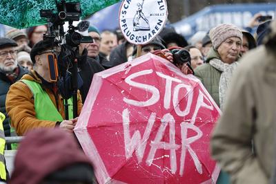 Umstrittene Friedensdemo und Kundgebung f?r Verhandlungen mit Russland statt Waffenlieferungen f?r die Ukraine am Brande-stock-foto