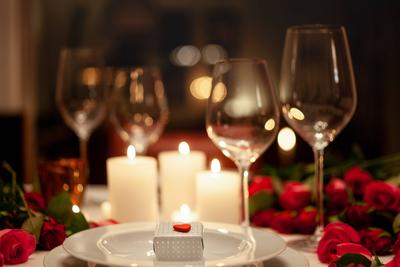 Von Herzen - romantisch gedeckter Tisch zum Valentinstag - Jena Th?ringen Deutschland *** From the heart romantic set ta-stock-photo
