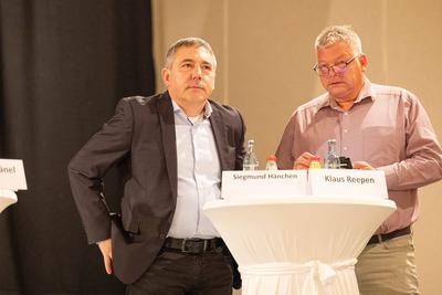 Siegmund H?nchen (Freie W?hler) - Wahlkreis 57 und Klaus Reepen, B?ndnis Deutschland, Wahlkreis 60 beim Wahlforum zur Bu-stock-foto