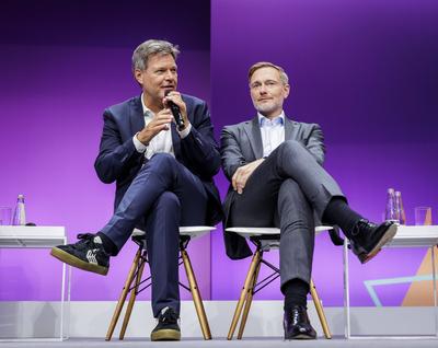 (L-R) Robert Habeck, Bundesminister fuer Wirtschaft und Klimaschutz und Vizekanzler, und Christian Lindner, Bundesfinanz-stock-foto