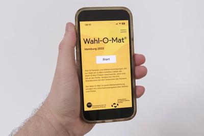 Wahl-O-Mat zur B?rgerschaftswahl in Hamburg 2025 auf einem Mobiltelefon *** Wahl-O-Mat for the Hamburg 2025 general election on a mobile phone-stock-foto
