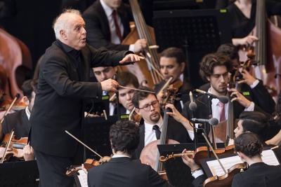 19/ West-Eastern Divan Orchestra, Dirigent Daniel Barenboim live in der Berliner Waldbuehne am 17.08.19. Klassik, Orches-stock-photo