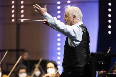 Dirigent Daniel BARENBOIM (mi.) bei der Probe mit dem West-Eastern Divan Orchestra. Beim Dirigat, im Profil. Zu Ehren vo-stock-foto