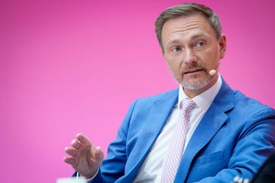 24. Deutschen Eigenkapitaltag Bundesfinanzminister Christian Lindner gemeinsam mit Ulrike Hinrichs, Geschaeftsfuehrendes-stock-foto